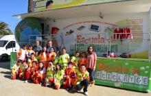 Imatge dels alumnes de l'Escola Joan Rebull amb el regidor de Medi Ambient, Marcos Massó