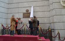 L'alcalde de Reus i l'alcaldessa de Madrid, després de descobrir la placa i davant dels 