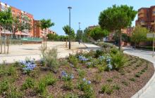 Imatge de l'espai del carrer de Girona amb plaça de la Sagrada Família on s'ha millorat l'enjardinament