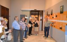 Imatge de la visita de la gent gran de Reus a l'exposició sobre Eduard Toda al Museu de Reus