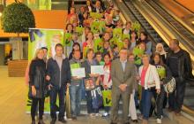 Foto dels participants al Joc de llengües amb els representants del Pallol