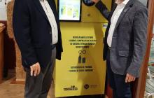 Els regidors Prats i Rubio amb la nova màquina Reciclos al Mercat del Carrilet