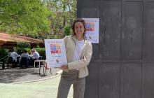 Eva Miquel amb el cartell de The Flea Concept