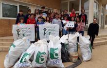 Foto de l'acció del Let's Clean Europe amb el Collège français international de Reus