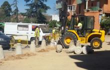 Imatge de la instal·lació de pilones al barri Gaudí