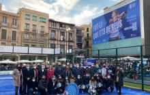 Foto de família just després d'inaugurar-se la pista de pàdel del Mercadal.